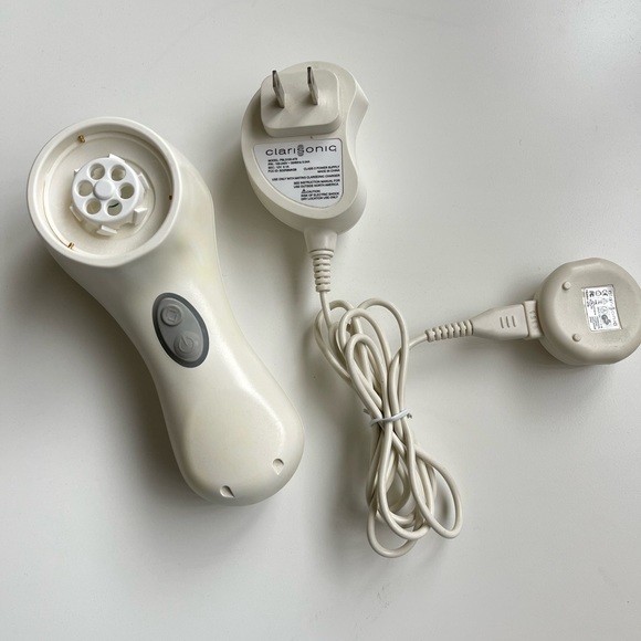 Clarisonic Mia 2 Sonic Skin Cleansing System With pLink Charging Adapter -White. - Picture 3 of 13
